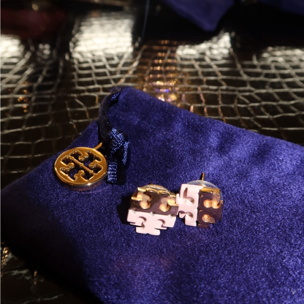 TORY BURCH LOGO EARRINGS!